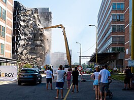 Lidé ve Zlín� sledují druhý den demolice budovy �. 34 v ba�ovském areálu....