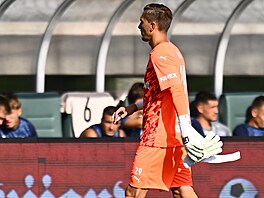 Branká� Slovácka Milan He�a dostal v 7. minut� �ervenou kartu za zákrok na...