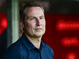 Spar�anský trenér Brian Priske p�ed zápasem s Olympiquem Lyon ve t�etím...