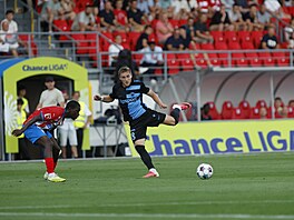 Josef Ko�eluh z Liberce nakopává balon dop�edu v utkání proti Zbrojovce Brno.