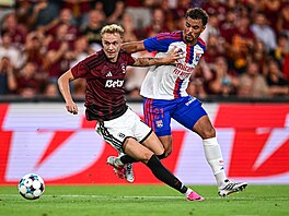 Spar�anský zálo�ník Adam Karabec bojuje o balon s Rubenem Kluivertem z Lyonu ve...