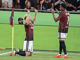 Zleva Jonatan Braut Brunes slaví s Josimarem Alcócerem (Sparta) gól proti...