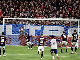 Martin Suchomel ze Sparty si dává vlastní gól v utkání proti Lyonu v rámci...