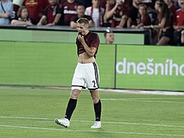 Zklamaný obránce Sparty Martin Suchomel po vlastním gólu v utkání proti Lyonu.
