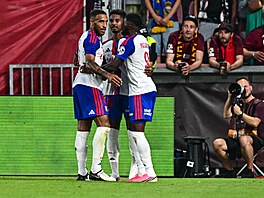 Hrá�i Lyonu slaví gól na 1:0 v zápase 3. p�edkola Ligy mistr� proti Spart�.