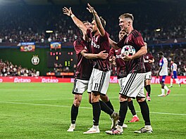 Mat�j Ryne� slaví se spoluhrá�i ze Sparty v 63. minut� vyrovnávací gól na 1:1...