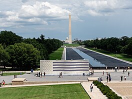 Lidé u zrcadlového jezírka u Lincolnova památníku ve Washingtonu, D.C. (3....