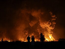 Obyvatelé Kyjeva si prohlí�ejí místo, kde dopadla ruská raketa. (5. srpna 2026)