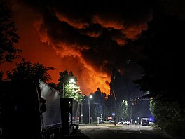 V Kyjevské oblasti stoupá do nebe kou� z místa, kde dopadla ruská raketa, v...