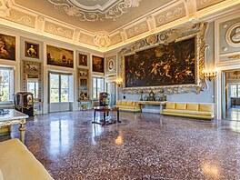Velkolepý centrální salón má plochu 125 �tvere�ních metr� a vý�ku 8 metr�. Je...