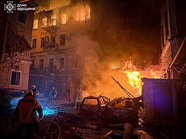 Ukrajin�tí hasi�i bojují s následky ruských útok� na Od�su. (9. srpna 2026)