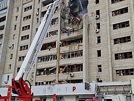 Ukrajin�tí hasi�i bojují s následky ruských útok� na Charkov. (9. srpna 2026)