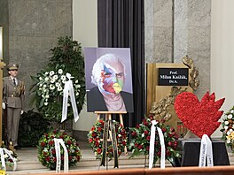 Poslední rozlou�ení se zesnulým Milanem Kní�ákem v pra�ských Stra�nicích (7....