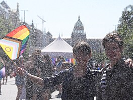 Ú�astníky duhového pochodu osv�il rozpra�ova� vody. (8. srpna 2026)