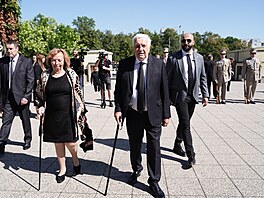 Poslední rozlou�ení se zesnulým Milanem Kní�ákem v pra�ských Stra�nicích. (7....