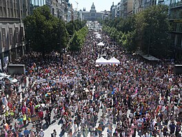Pr�vod Prague pride focený z vý�ky. Na míst� je n�kolik tisíc lidí. (8. srpna...