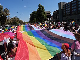 Podporovatelé a zástupci LGBT+ komunity pro�li centrem Prahy. (8. srpna 2026)