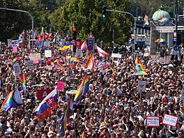 Podporovatelé a zástupci LGBT+ komunity prochází centrem Prahy. Nad davem vlají...