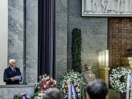 Na poh�eb Milana Kní�áka p�i�el jeho dlouholetý p�ítel a n�kdej�í prezident...
