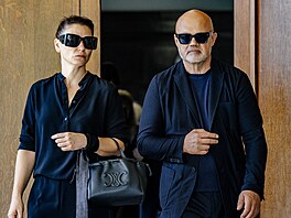 Na poh�eb Milana Kní�áka p�i�el také designer a socha� Rony Plesl (7. srpna...
