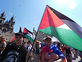 Pochodu Prague Pride se ú�astnily tisíce lidí, v�etn� stoupenc� Palestiny. (8....