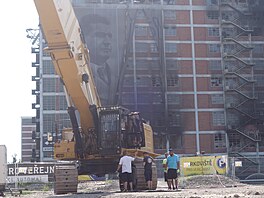 P�ípravy na demolici vyho�elé budovy 34 fini�ují. Klí�ovým strojem bude ob�í...