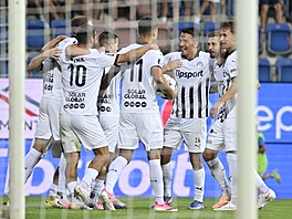 Fotbalisté Slovácka se radují ze vst�elené branky proti Artisu.