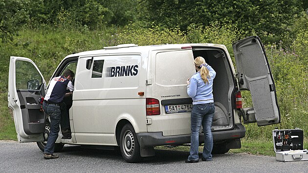 Takhle kriminalisté ohledávali v�z bezpe�nostní slu�by, který ráno 9. srpna...