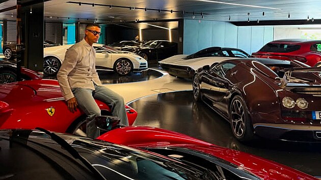 Cristiano Ronaldo uk�zal ��st sv� sb�rky luxusn�ch voz�