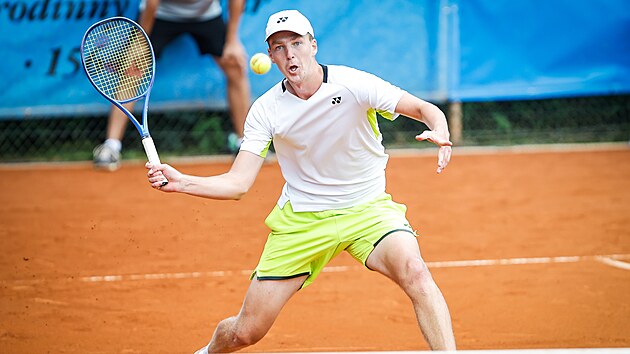 Jan Kumstát hraje forhend ve finále turnaje Svijany Open 2026.