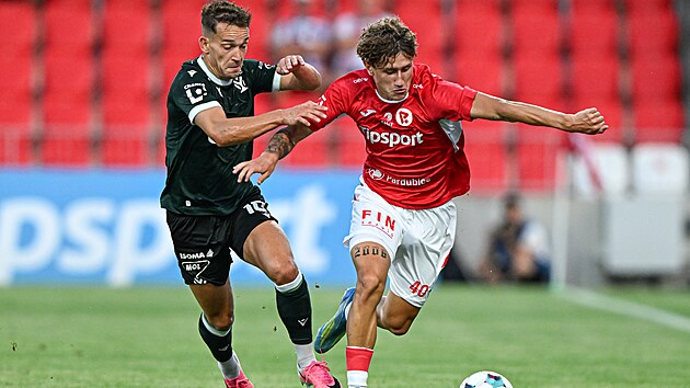 Tobias Boledovi� z Pardubic unik� Janu Suchanovi z Jablonce.