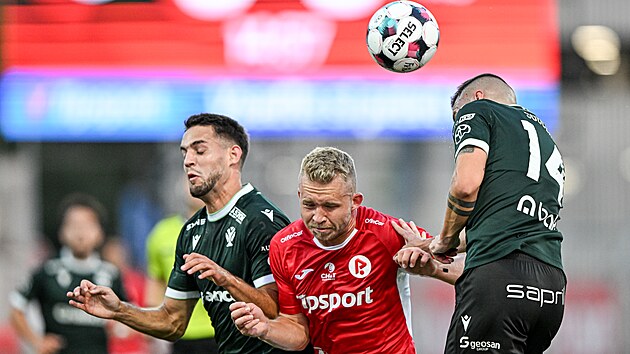 Pardubick� V�clav Drchal hlavi�kuje proti jabloneck� p�esile.
