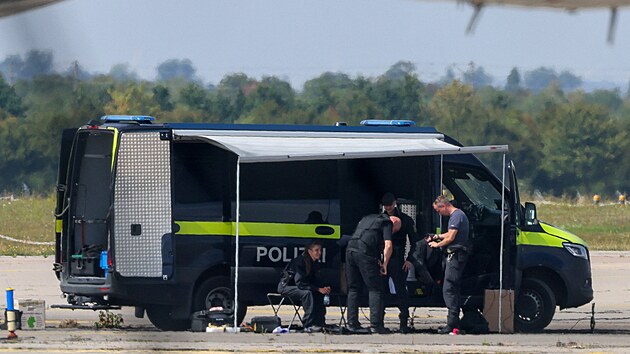 Policejn� pyrotechnici p�ipravuj� robota na likvidaci v�bu�nin u ukrajinsk�ho letadla na leti�ti Lipsko/Halle v N�mecku. (5. srpna 2026)