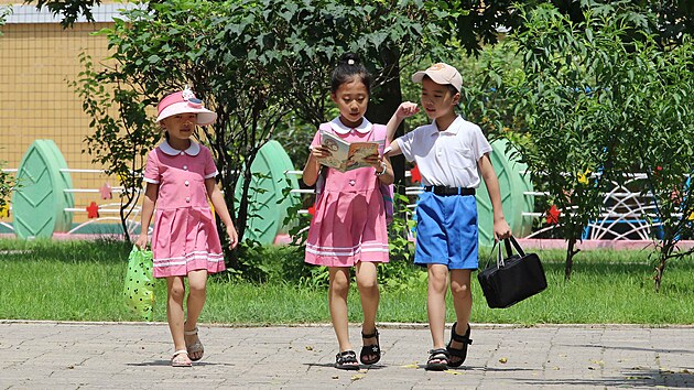 D�ti jdou po t��d� Mirae v severokorejsk�m Pchjongjangu. (4. srpna 2026)
