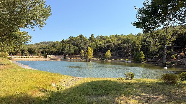 Čeští hasiči pomáhají s požáry ve Francii. Vodu čerpají i z jezírka Brada Pitta