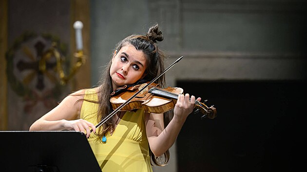 Houslistka Miriam Hontana na koncert� v kostele sv. �imona a Judy