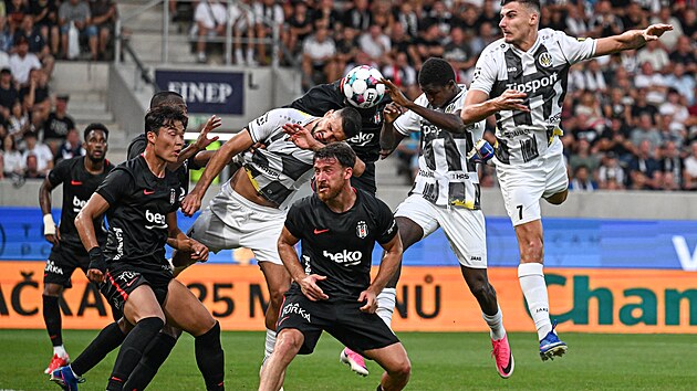 Momentka z utk�n� Hradec Kr�lov� - Besiktas.