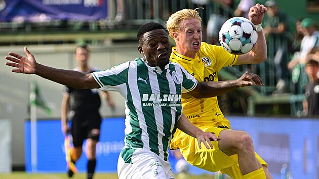 Z�lo�n�k Benson Sakala z Bohemians (vlevo) a Tom Slon��k z Hradce Kr�lov�