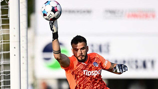 Brank�� Pavel Halouska ze Slov�cka zasahuje.