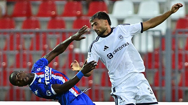 &Uacute;točn&iacute;k El Hadji Ndiaye z Artisu (vlevo) a olomouck&yacute; Louis Lurvink