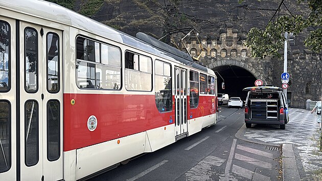 Dopravu v okol� Vy�ehradsk�ho tunelu v �ter� r�no na kr�tkou dobu zastavila nehoda tramvaje a kamionu. (4. srpna 2026)