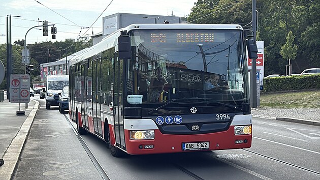 Provoz pra�sk�ch tramvaj� mezi Albertovem a Otakarovou zastavilo v obou sm�rech po�kozen� trak�n�ho veden�, kter� zp�sobilo vozidlo s nadrozm�rn�m n�kladem. (5. srpna 2026)