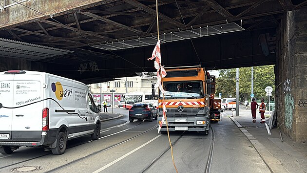 Provoz pra�sk�ch tramvaj� mezi Albertovem a Otakarovou zastavilo v obou sm�rech po�kozen� trak�n�ho veden�, kter� zp�sobilo vozidlo s nadrozm�rn�m n�kladem. (5. srpna 2026)