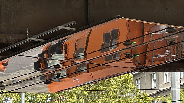 Provoz pra�sk�ch tramvaj� mezi Albertovem a Otakarovou zastavilo v obou sm�rech po�kozen� trak�n�ho veden�, kter� zp�sobilo vozidlo s nadrozm�rn�m n�kladem. (5. srpna 2026)