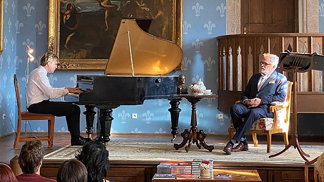 SYCHROV. S Franti�kem Kinsk�m
nadchli div�ky ve vyprodan�
z�meck� galerii.