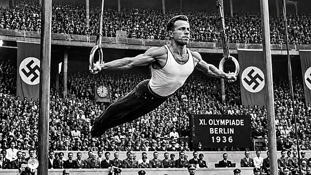 Vít�zná sestava Aloise Hudce na kruzích na olympiád� v roce 1936.