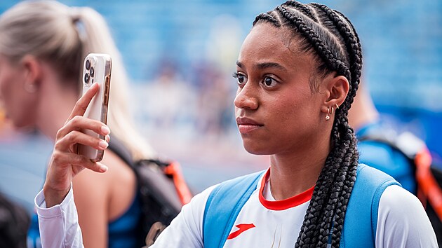 �tvrtka�ka Lurdes Gloria Manuel si nat��� stadion v Birminghamu, kde bude...