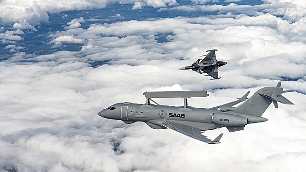 Letoun v�asn� v�strahy a ��zen� GlobalEye v doprovodu st�ha�ky Gripen E