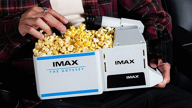 Kbel�k na popcorn ve tvaru Imax kamery pro film Odyssea. (5. �ervna 2026)