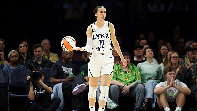 Eli�ka Hamzová v dresu Minnesota Lynx.